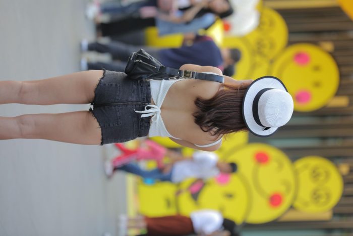 非常时尚阳光的牛仔热裤女孩【808P】00064-街头图