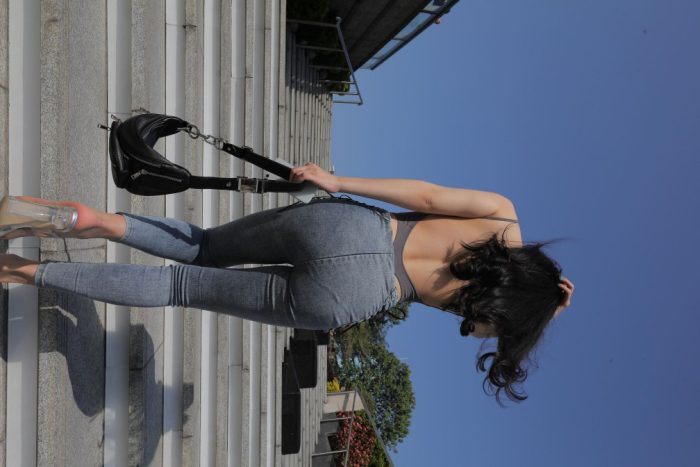 漂亮的紧身牛仔裤长发女孩【474P】00059-街头图