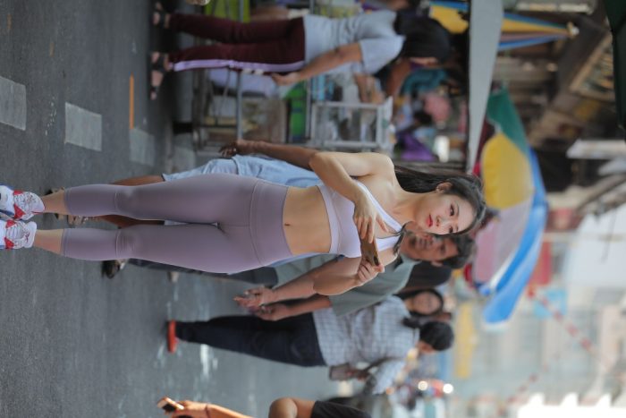 逛街的马尾辫瑜伽老师【556P】00016-街头图