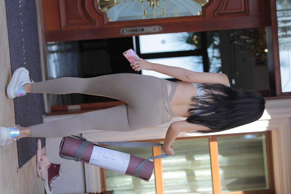 图片[5]-灰色瑜伽裤温柔的女孩【369P】00058-街头图