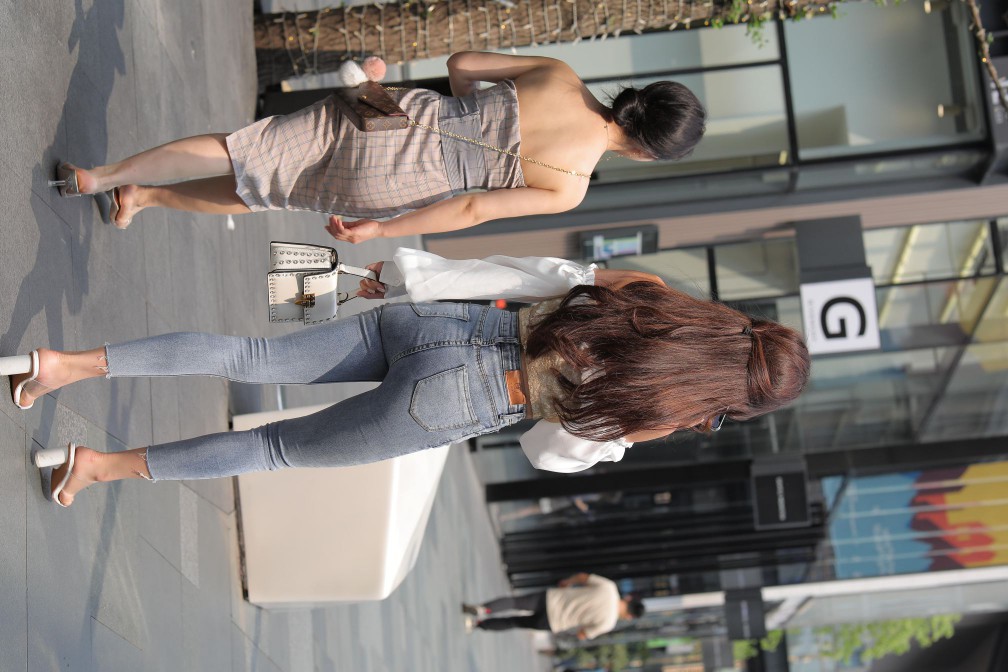 图片[2]-长相甜美的紧身牛仔裤姑娘【114P】00038-街头图