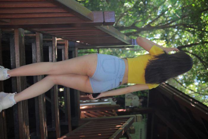 在户外散心的紧身牛仔短裤女孩【536P】00048-街头图