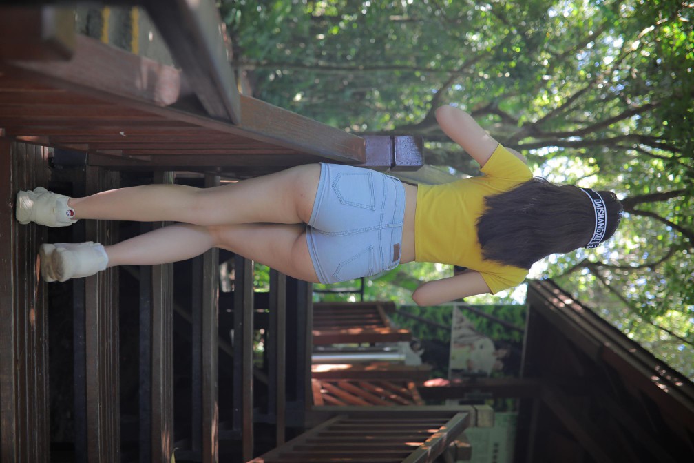 图片[5]-在户外散心的紧身牛仔短裤女孩【536P】00048-街头图