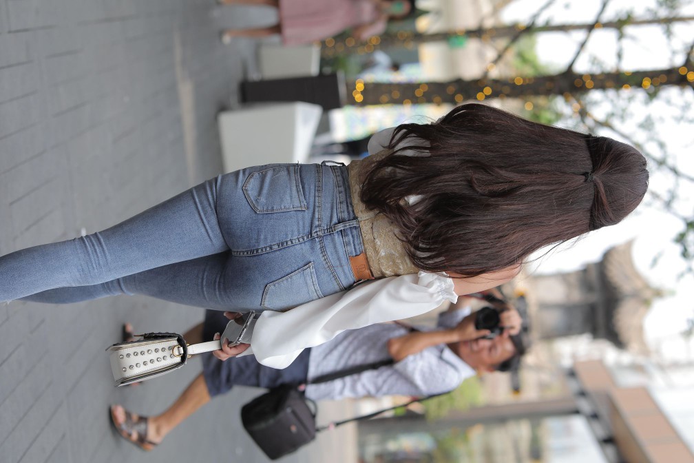 图片[4]-长相甜美的紧身牛仔裤姑娘【114P】00038-街头图