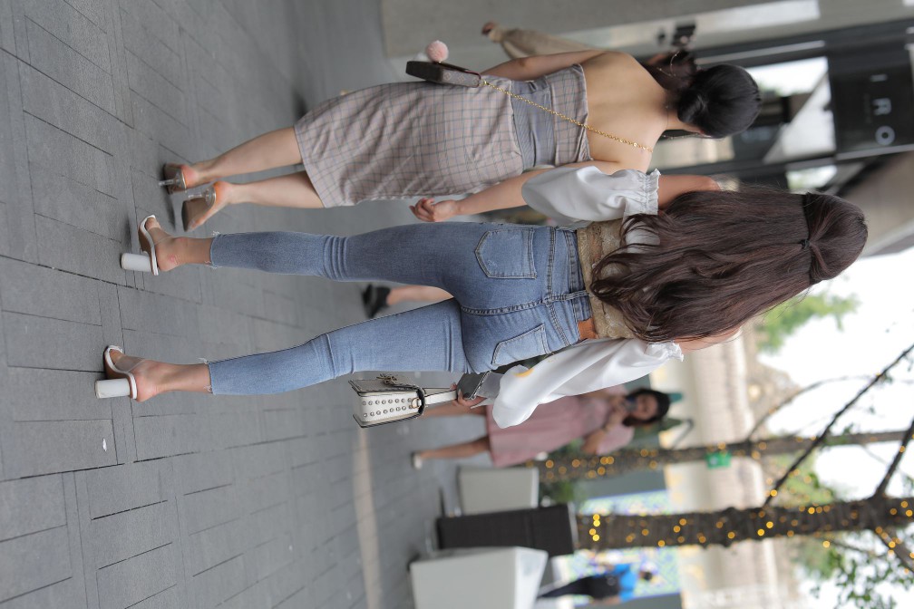 图片[5]-长相甜美的紧身牛仔裤姑娘【114P】00038-街头图