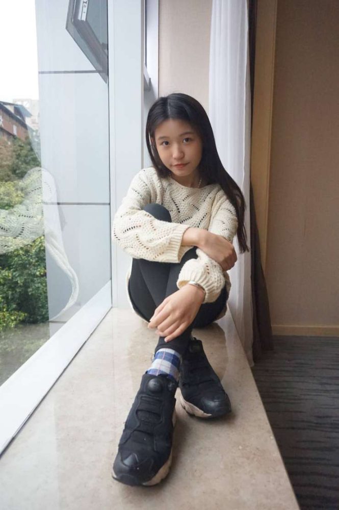 眼神很清澈的赤脚女孩【59P】20020-街头图