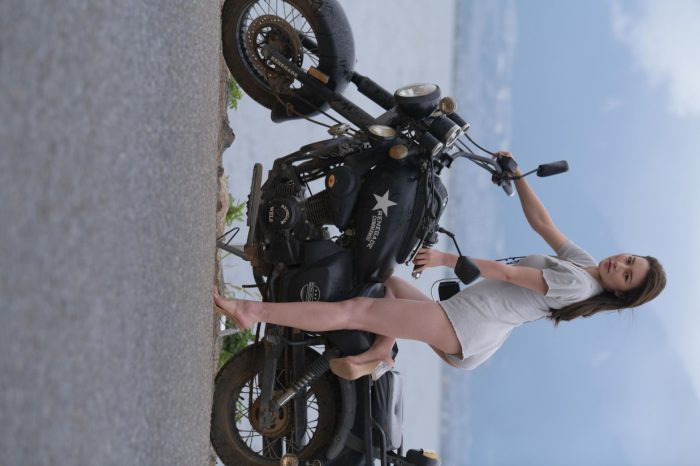 阴雨天在海边骑车的长发女人【156P】00044-街头图