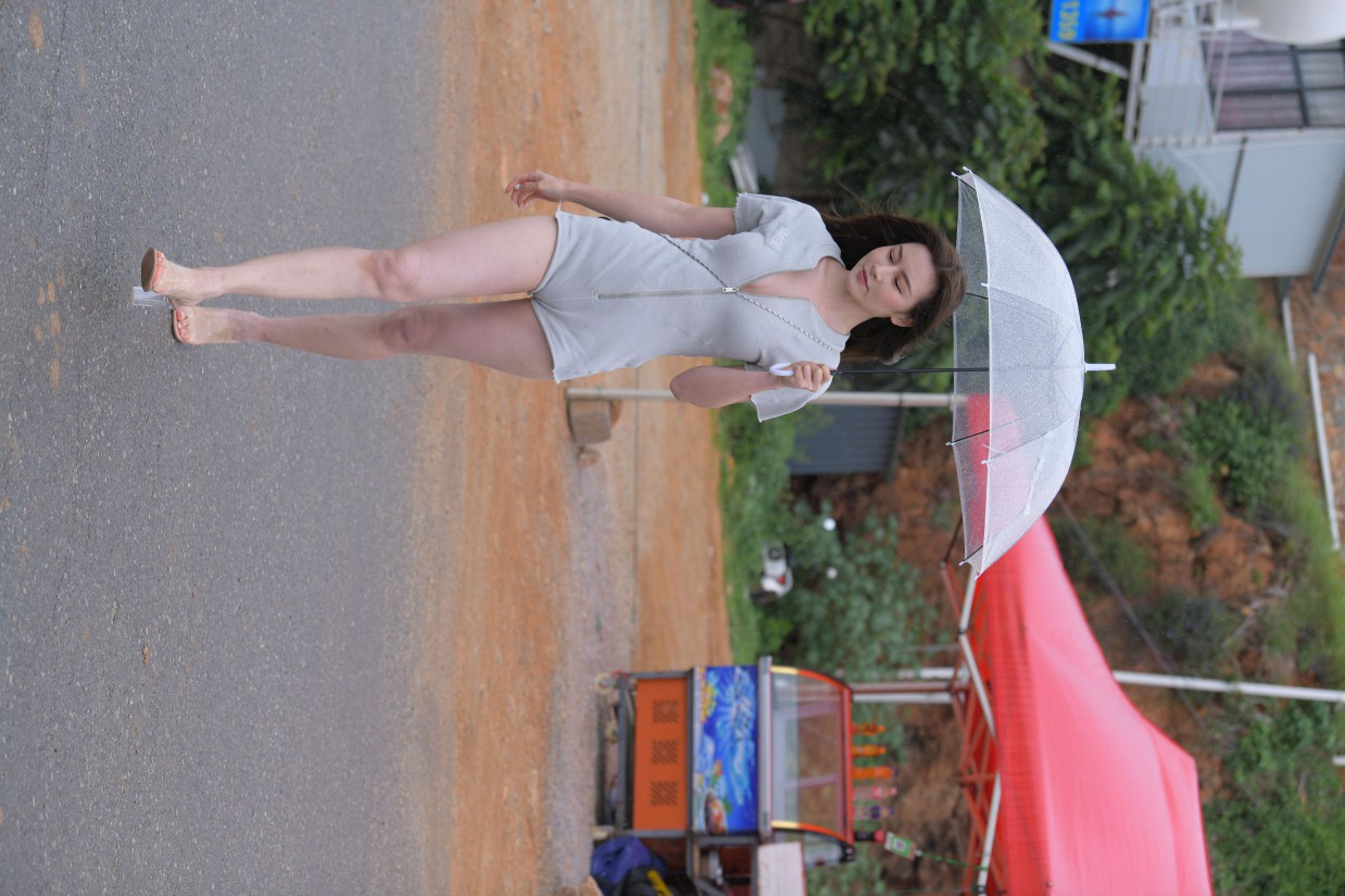 图片[4]-阴雨天在海边骑车的长发女人【156P】00044-街头图