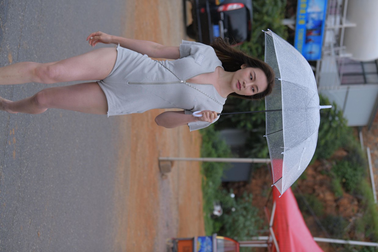 图片[5]-阴雨天在海边骑车的长发女人【156P】00044-街头图