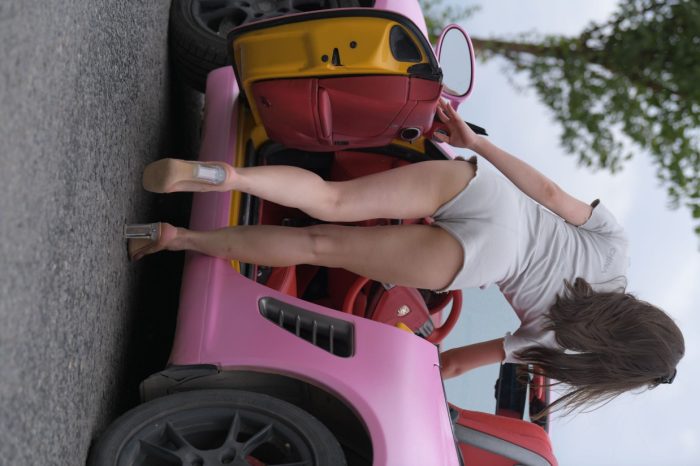 在海边开跑车的连衣短裤女孩【390P】00030-街头图