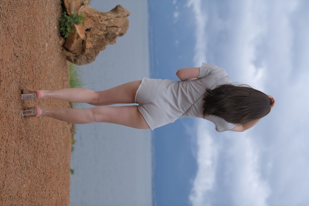 图片[5]-在海边开跑车的连衣短裤女孩【390P】00030-街头图