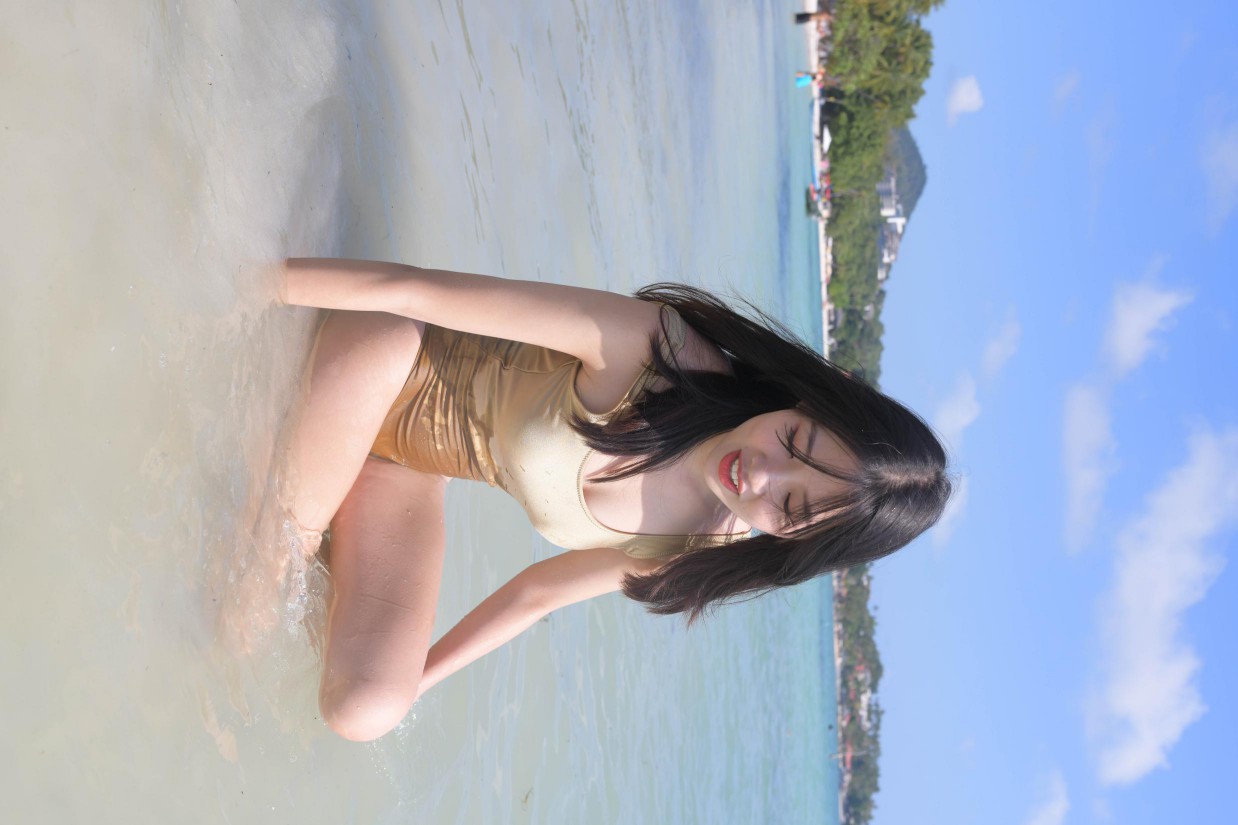 图片[5]-戴太阳帽在海边晒太阳的比基尼女孩【377P】00014-街头图