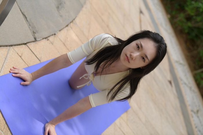 游泳池旁边的比基尼女生【327P】00042-街头图