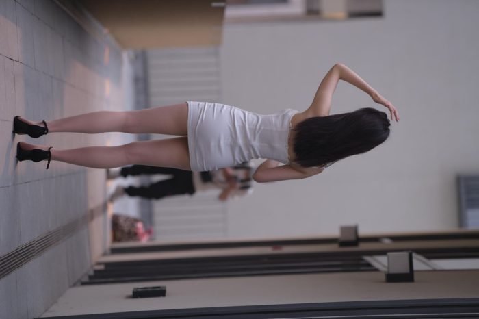 长发女孩紧身短裙特别显身材【245P】00040-街头图