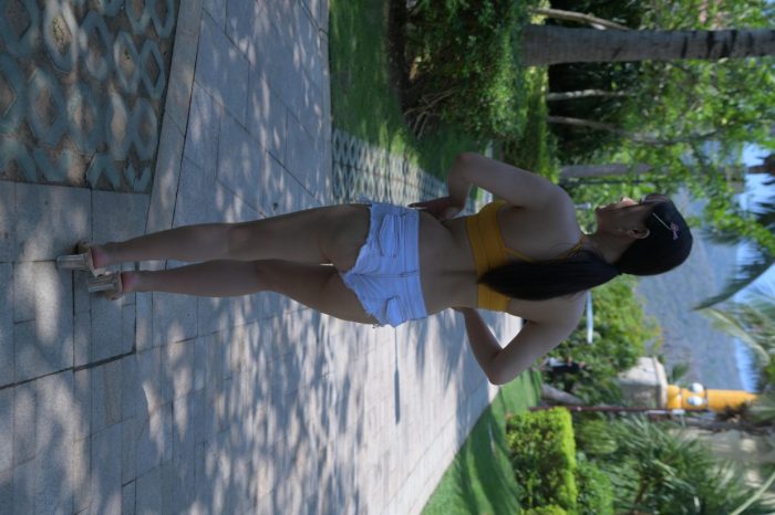 在海南度假的紧身白色短裤女孩【202P】00033-街头图