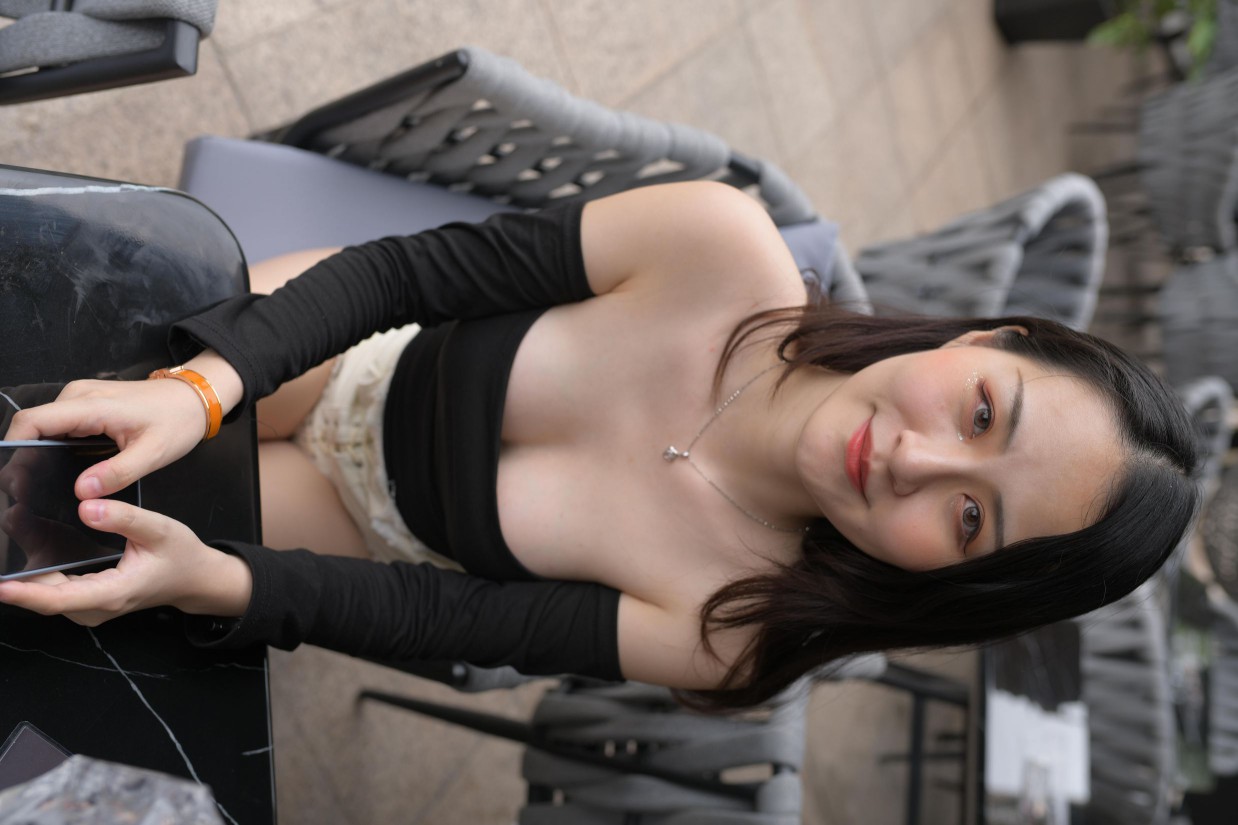 图片[3]-白色短裤的女生笑的很开心【177P】00035-街头图