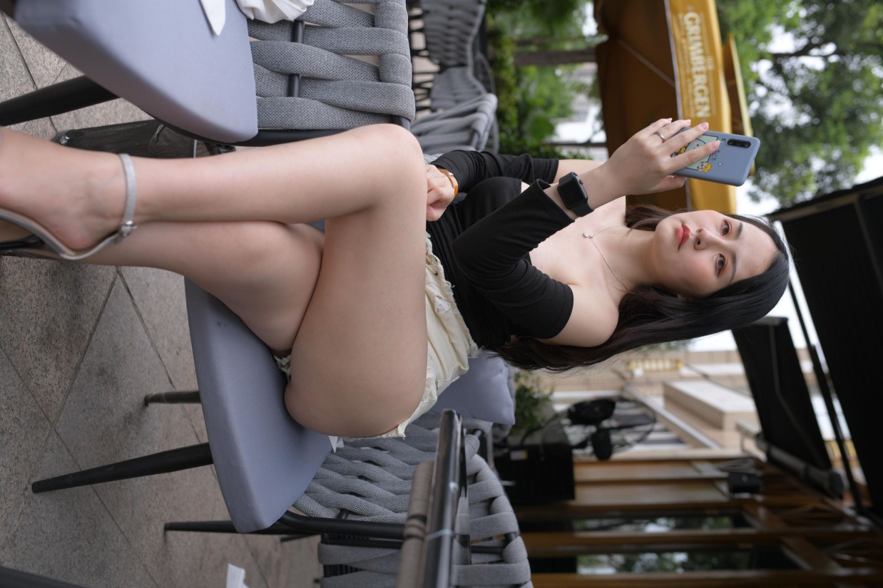 图片[4]-白色短裤的女生笑的很开心【177P】00035-街头图