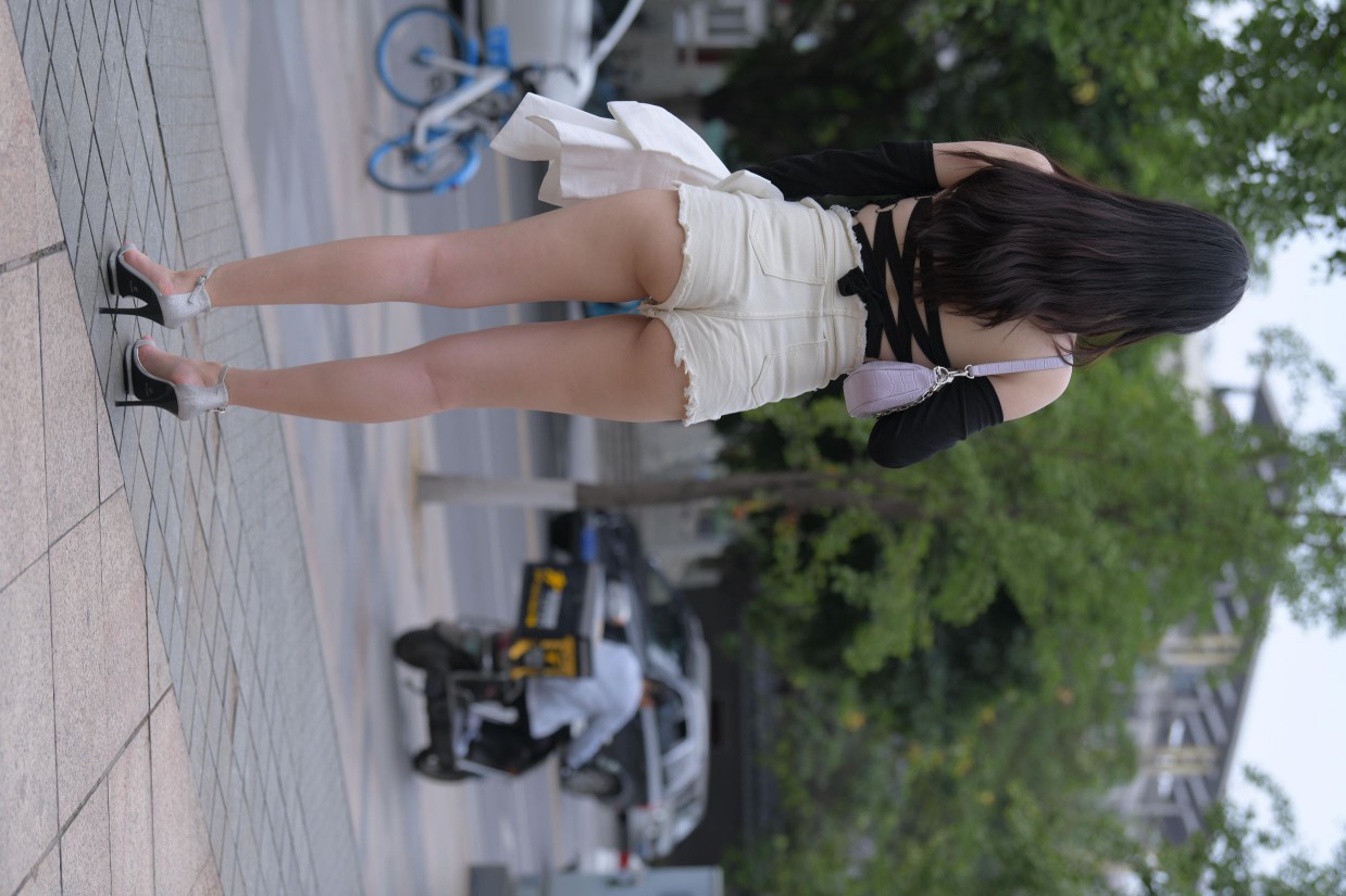 图片[5]-白色短裤的女生笑的很开心【177P】00035-街头图