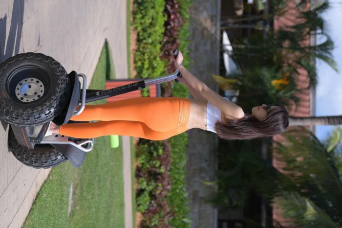 骑着平衡车的橘黄色瑜伽裤妹妹【620P】00054-街头图