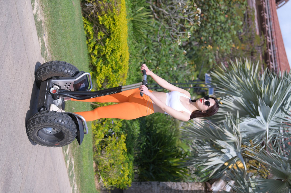 图片[3]-骑着平衡车的橘黄色瑜伽裤妹妹【620P】00054-街头图