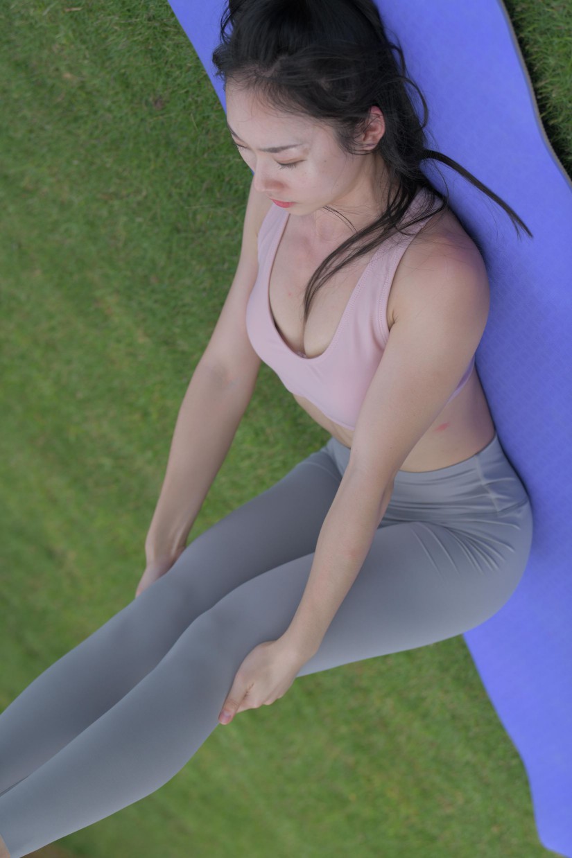 图片[3]-在户外草地上练瑜伽的高马尾女生【235P】00056-街头图