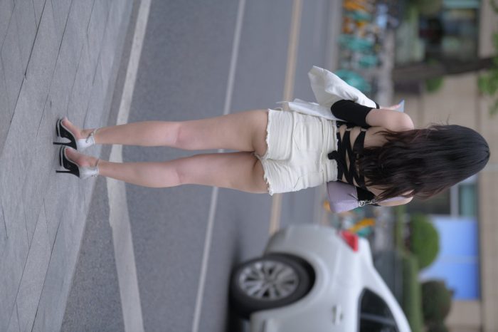 长发飘飘的白色热裤美丽女孩【49P】00029-街头图