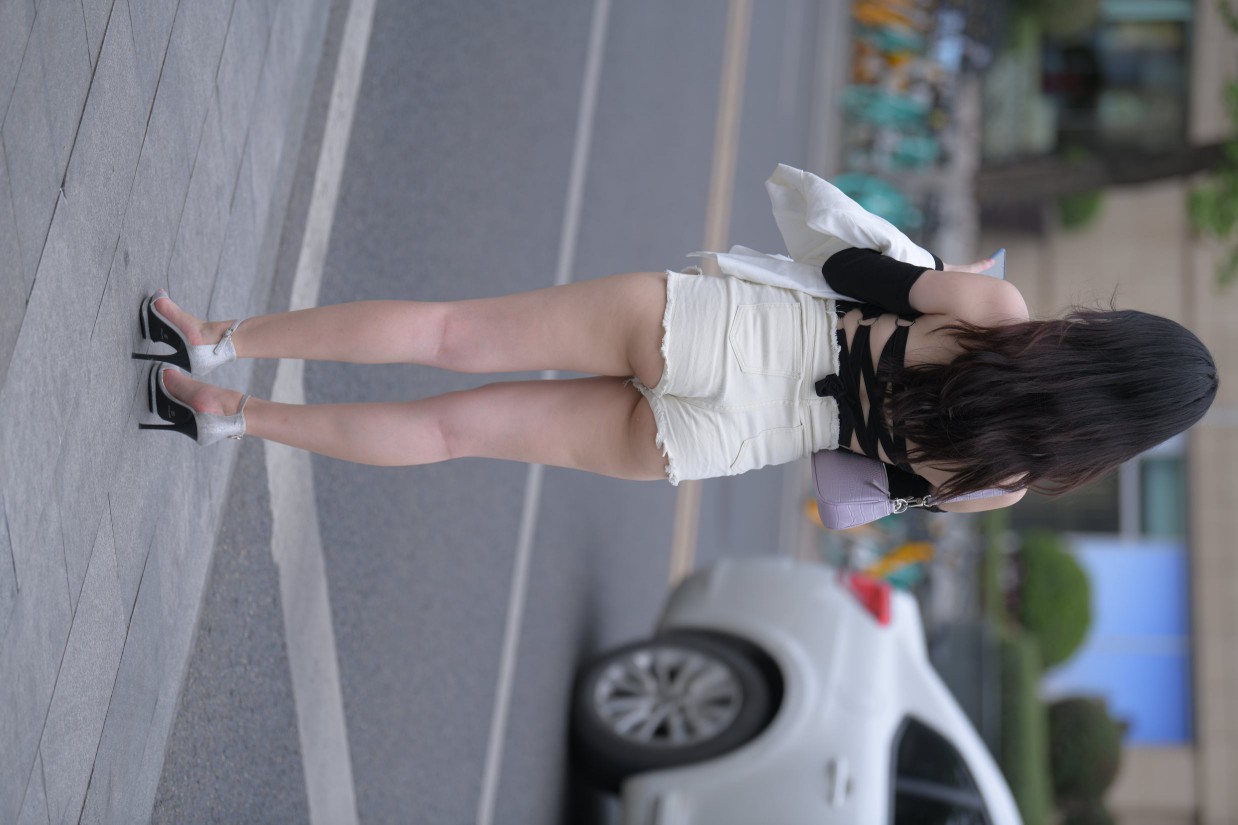 图片[2]-长发飘飘的白色热裤美丽女孩【49P】00029-街头图
