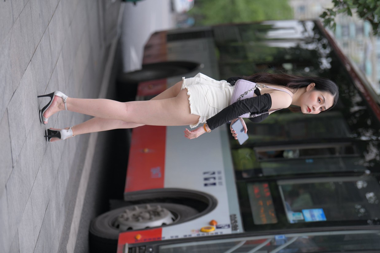 图片[3]-长发飘飘的白色热裤美丽女孩【49P】00029-街头图