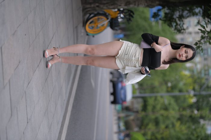 长发飘飘的白色热裤美丽女孩【49P】00029-街头图