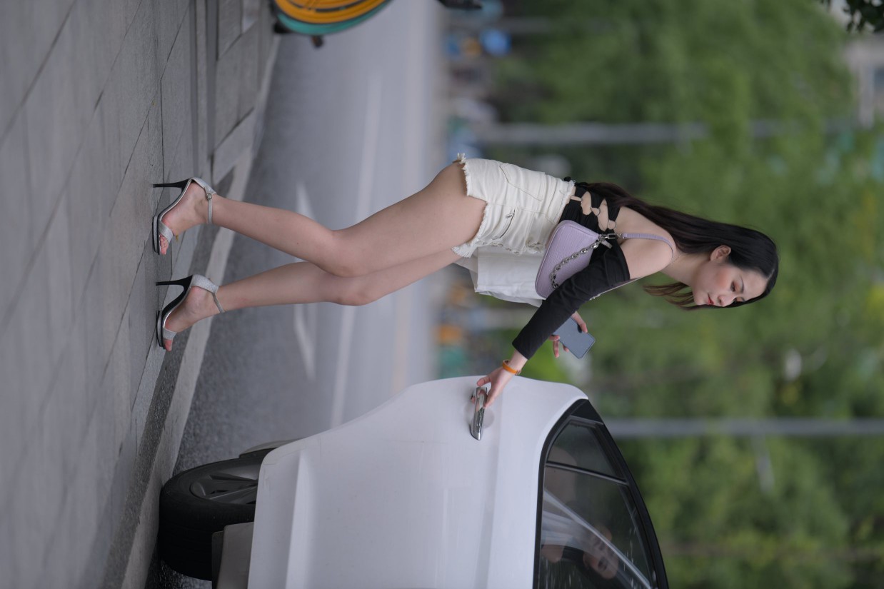 图片[6]-长发飘飘的白色热裤美丽女孩【49P】00029-街头图