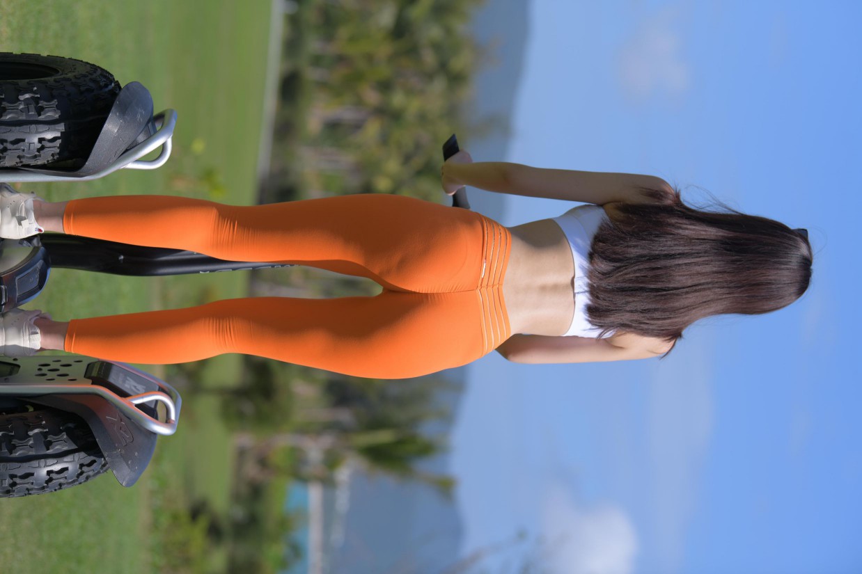 图片[4]-骑着平衡车的橘黄色瑜伽裤妹妹【620P】00054-街头图