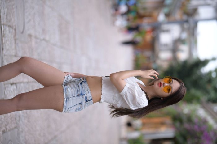 戴太阳镜的牛仔短裤紧身牛仔MM【167P】00021-街头图