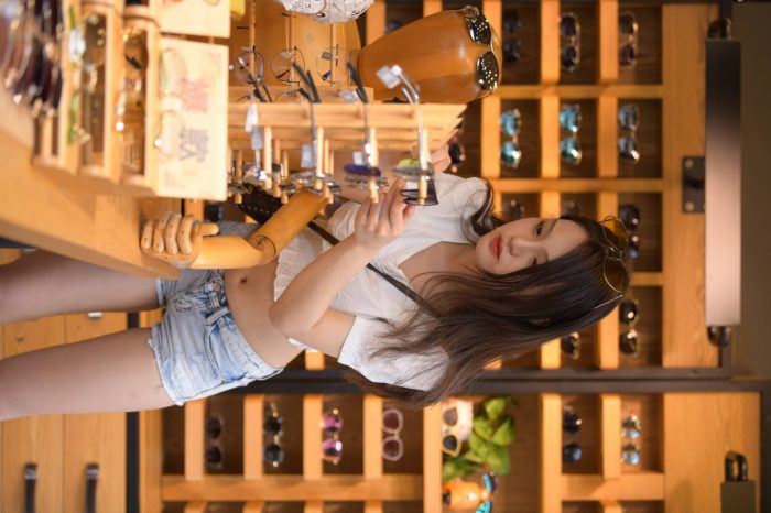 头戴花环的南方姑娘身穿紧身牛仔短裤【161P】00028-街头图