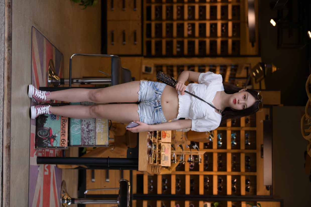 图片[6]-头戴花环的南方姑娘身穿紧身牛仔短裤【161P】00028-街头图