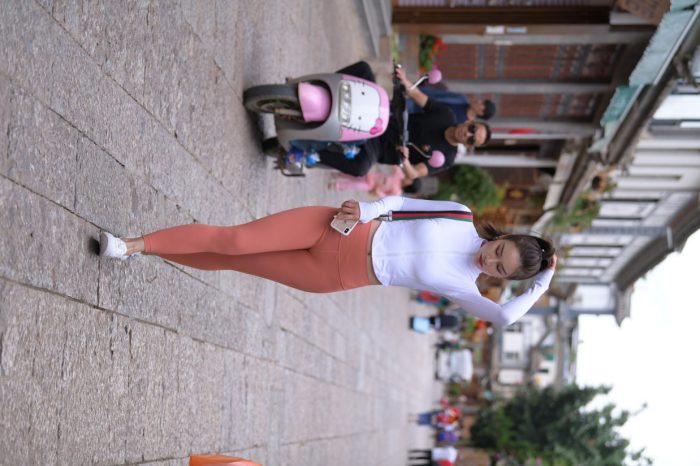 橙色瑜伽裤的高马尾姑娘【615P】00051-街头图