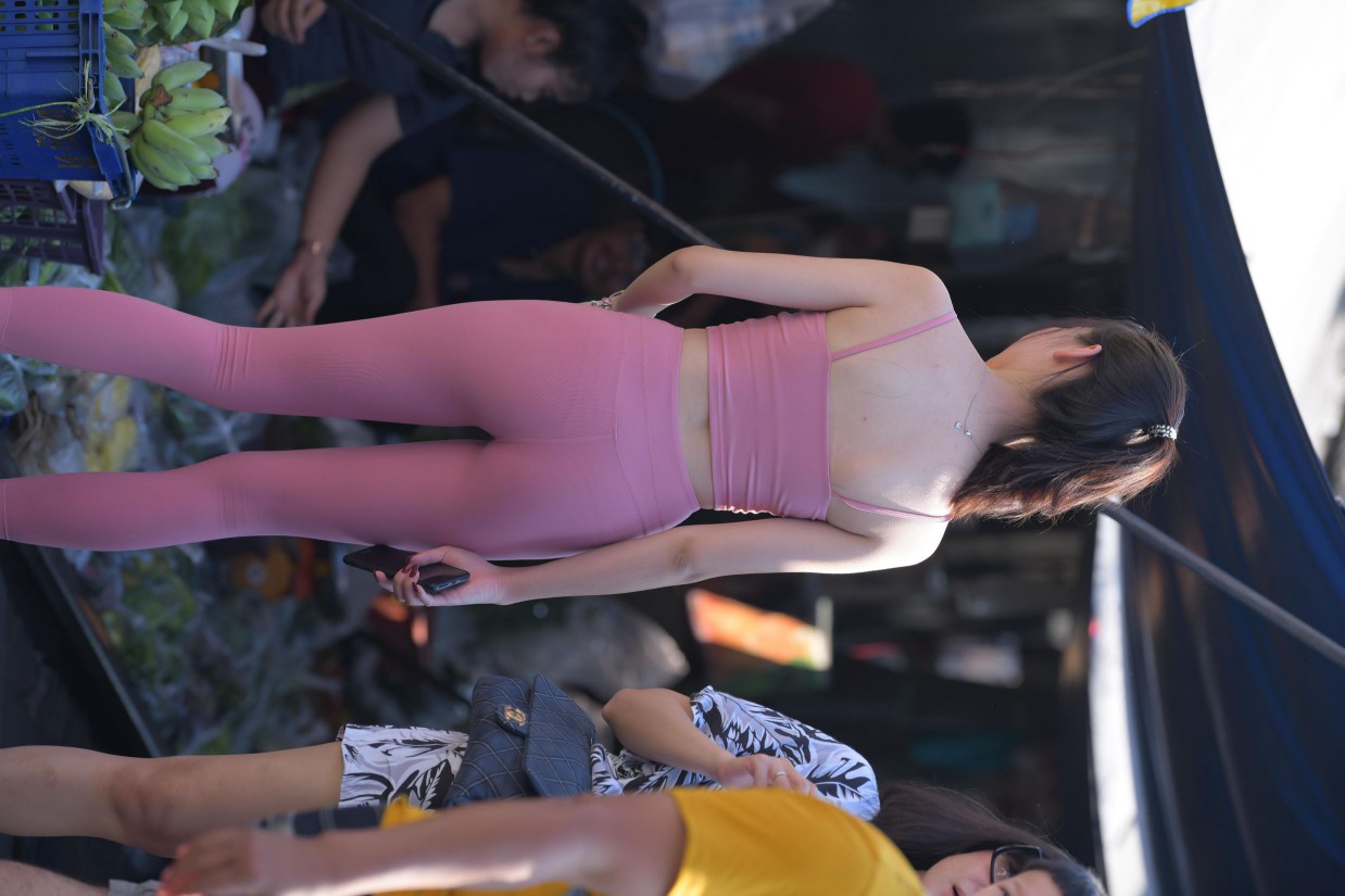 图片[3]-粉色的甜美瑜伽裤女孩在逛街【372P】00057-街头图