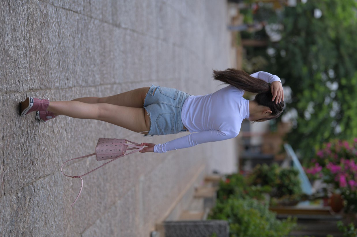 图片[2]-紧身牛仔短裤骑自行车的漂亮女孩【588P】00053-街头图