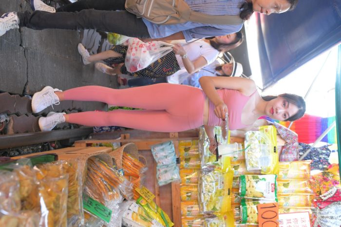 粉色的甜美瑜伽裤女孩在逛街【372P】00057-街头图