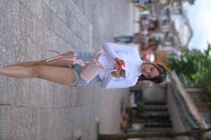 紧身牛仔短裤骑自行车的漂亮女孩【588P】00053-街头图