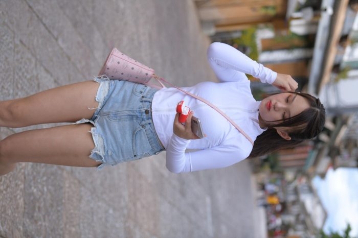 紧身牛仔短裤骑自行车的漂亮女孩【588P】00053-街头图