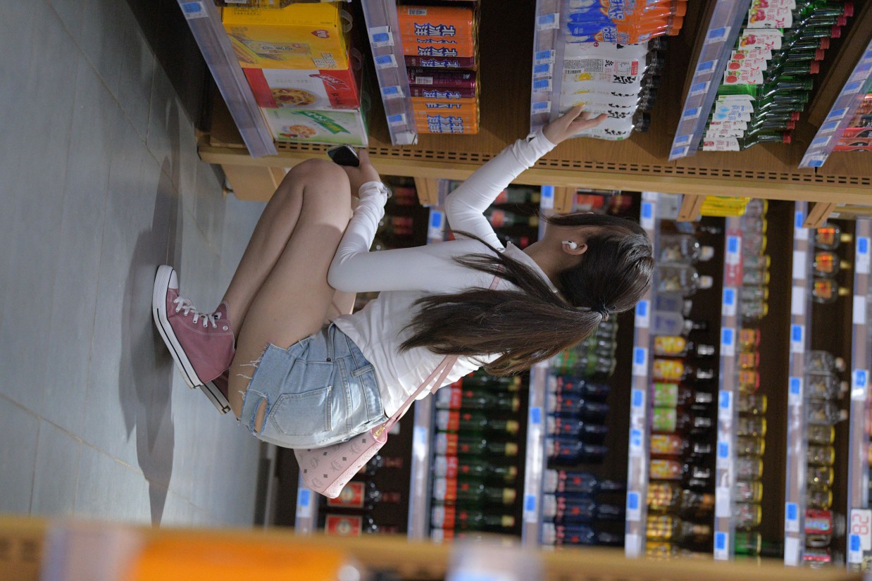 图片[5]-紧身牛仔短裤骑自行车的漂亮女孩【588P】00053-街头图