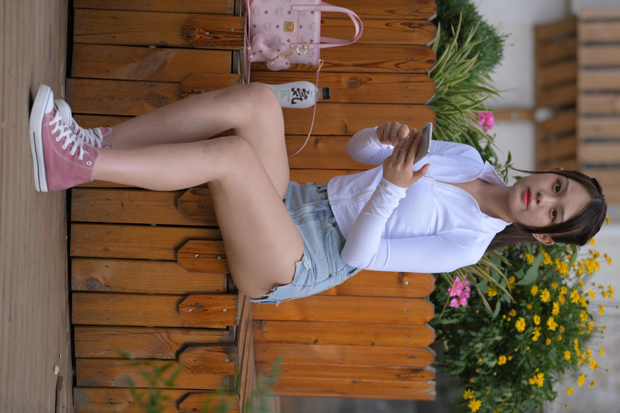 图片[7]-紧身牛仔短裤骑自行车的漂亮女孩【588P】00053-街头图