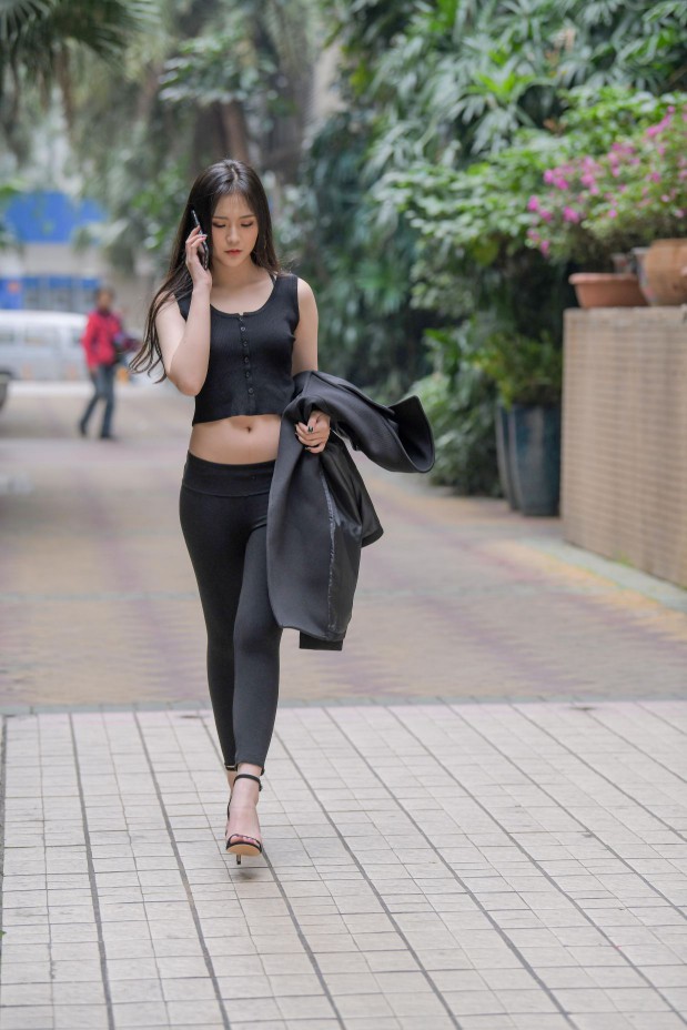 图片[4]-喝奶茶的黑色瑜伽裤长发姑娘【376P】00055-街头图