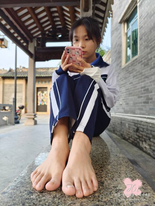 图片[4]-【免费】专心致志玩手机的女孩【42P】20028-街头图
