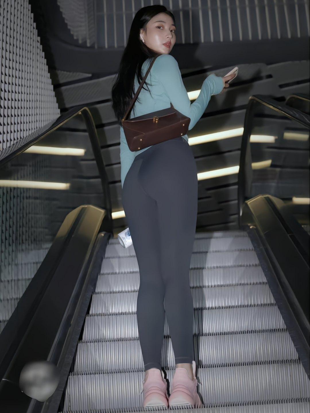 图片[1]-晚上逛商场的瑜伽裤漂亮女孩J2244 225P2V-15.1GB-街头图