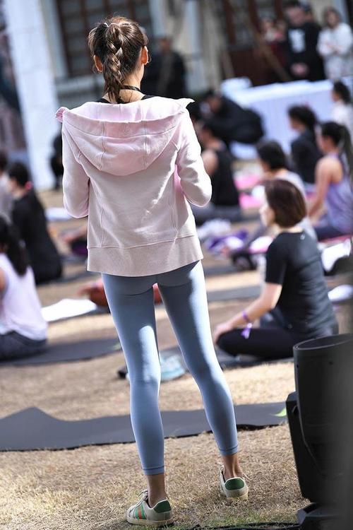 图片[2]-在广场看热闹的瑜伽裤女人-街头图