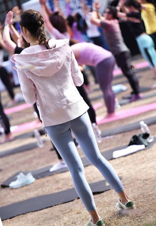 在广场看热闹的瑜伽裤女人-街头图