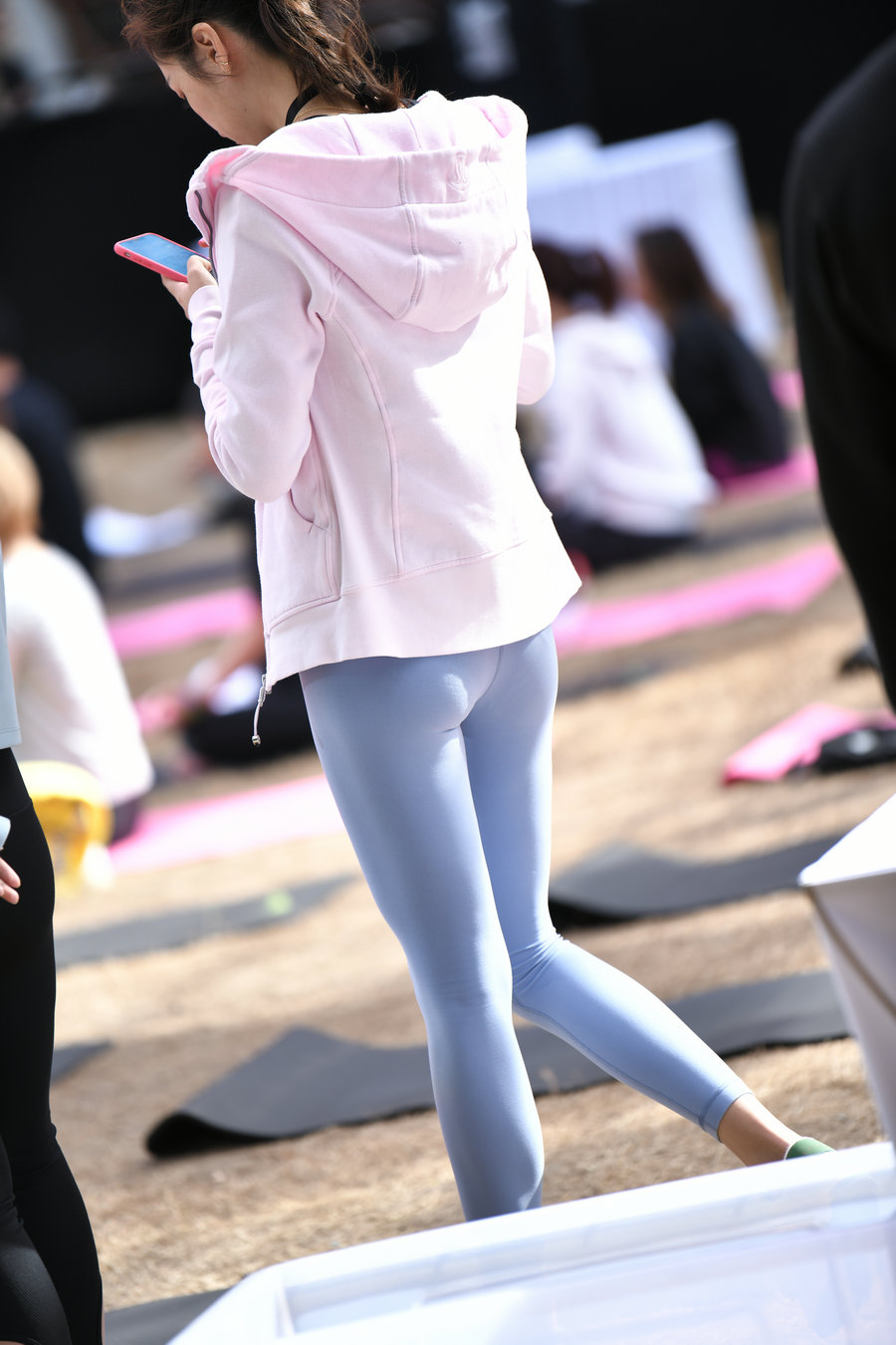 图片[3]-在广场看热闹的瑜伽裤女人-街头图