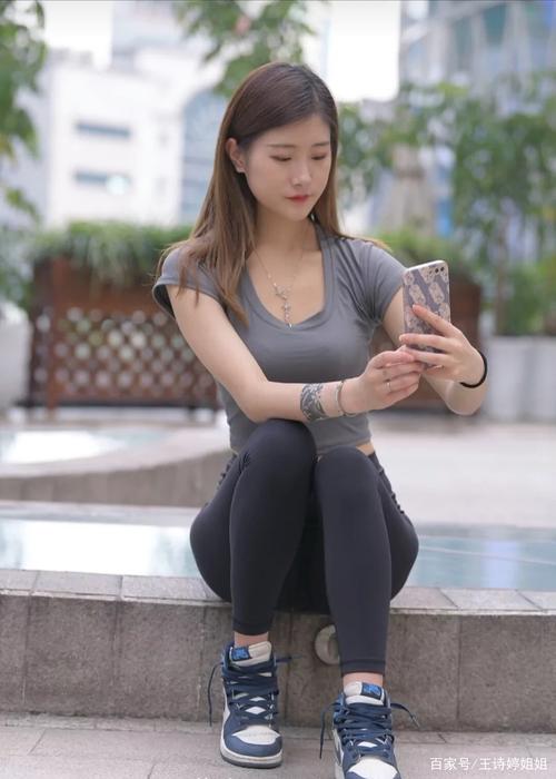 有小虎牙非常甜美的瑜伽裤女孩-街头图