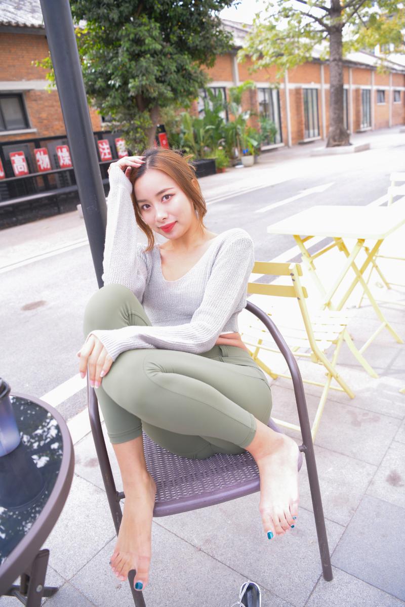 图片[3]-非常可爱的瑜伽裤女孩坐在凳子上 J1520 998P1V-26.5GB-街头图